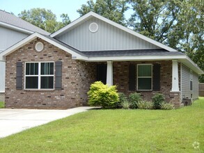 Building Photo - Prime Pensacola Location