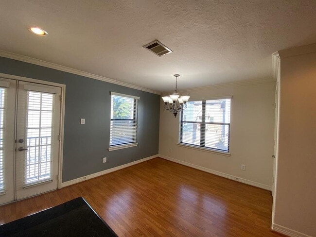 Building Photo - Beautifully maintained 3-bedroom, 3.5-bath townhome