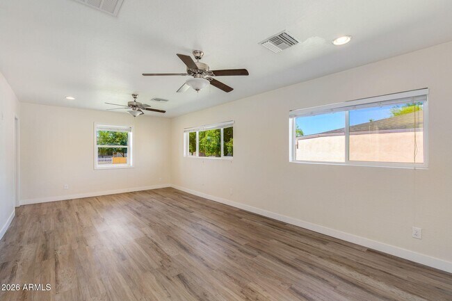 Building Photo - 5002 E Mitchell Dr