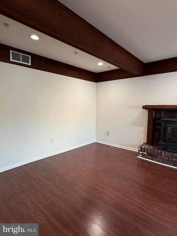 Building Photo - 5 Westbury Dr