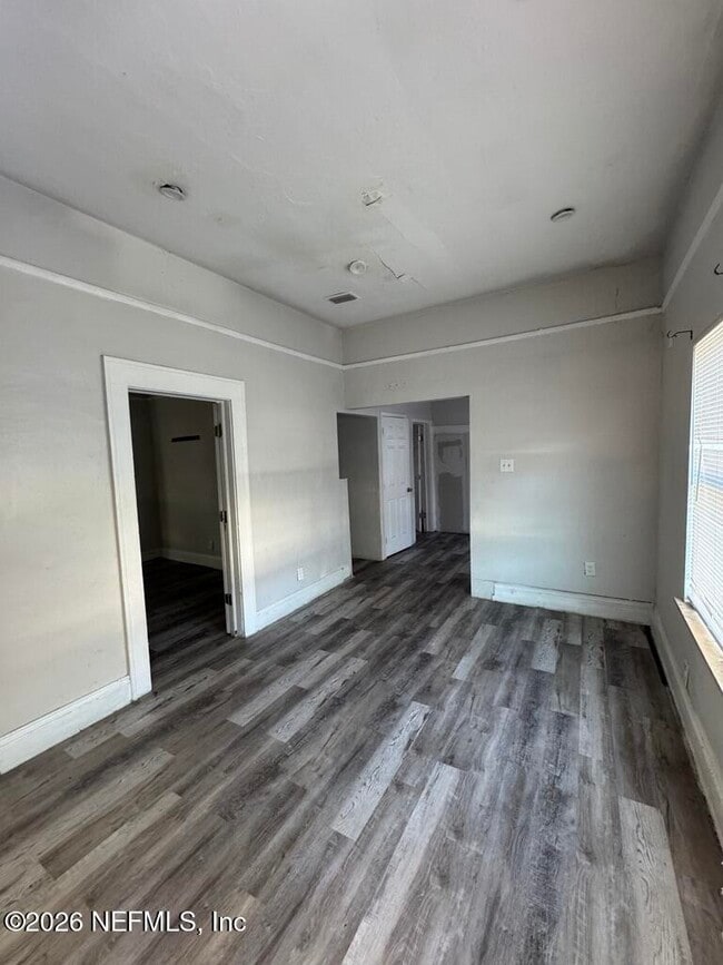 Building Photo - 1050 8th St W