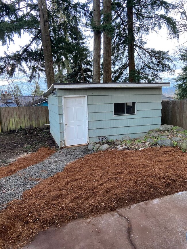 Building Photo - 2 Bed / 1 Bath House in Quiet West Salem H...