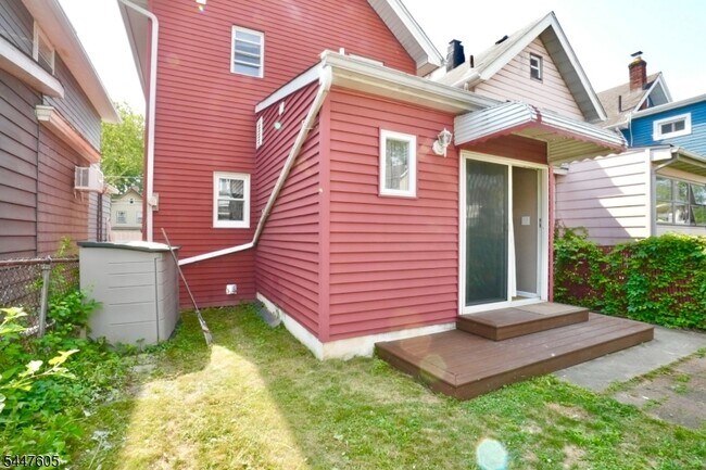Building Photo - 425 Davis Ave