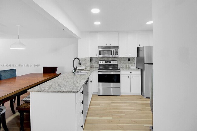 Building Photo - 1621 Collins Ave