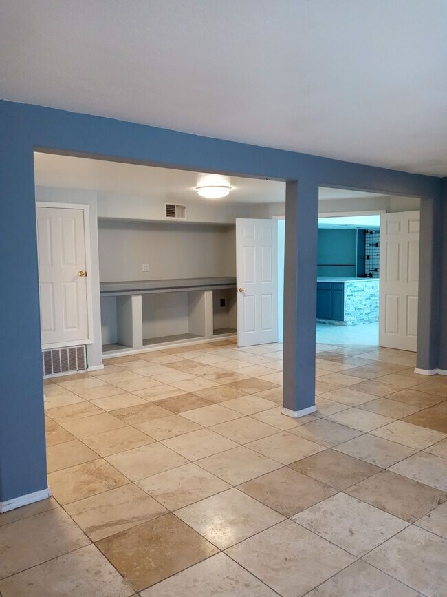 Building Photo - FIVE BEDROOMS!