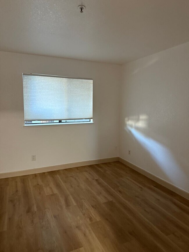 Building Photo - Gated Community with easy west bound 80 access