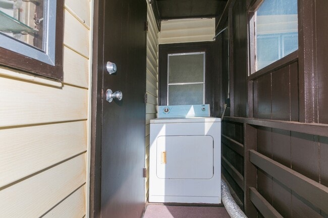 Building Photo - Amazing views, spacious floorplan, bonus f...