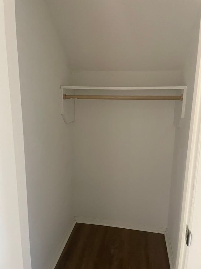 Building Photo - AUGUST 2026 PRE-LEASE  Spacious Updated 2 ...