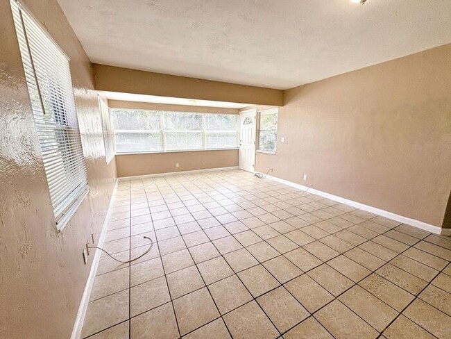Building Photo - Charming 2-Bedroom Home in St. Petersburg'...