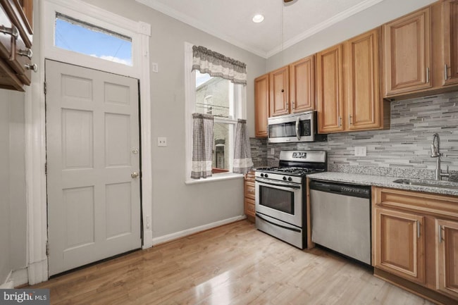Building Photo - 633 8th St NE
