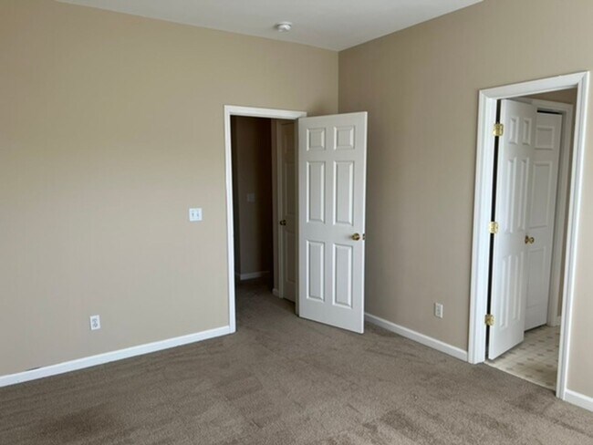 Building Photo - Newly Updated Townhome in Olde Town Village, Bluffton