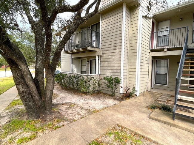 Building Photo - SUBLEASE AVAILABLE JULY  Spacious One Bedroom Condo Close to Campus On the Bus Route