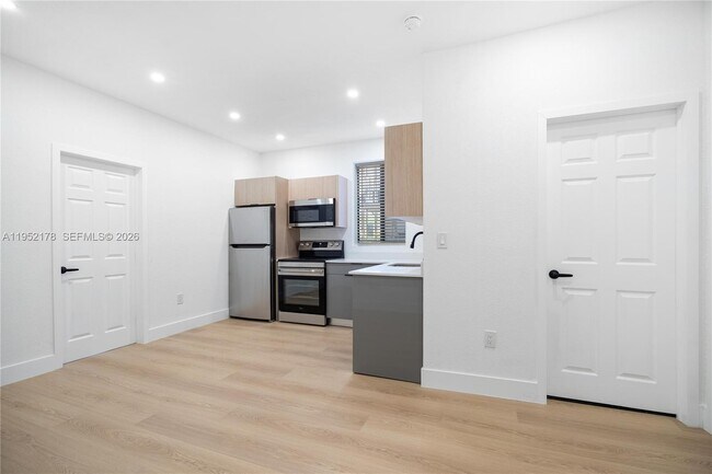 Building Photo - 629 SW 10th Ave