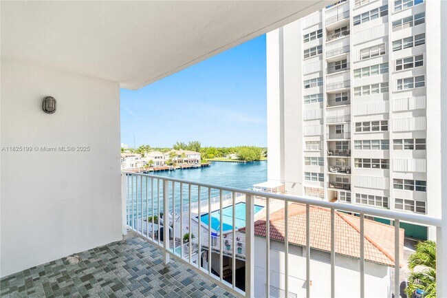 Building Photo - 1410 S Ocean Dr