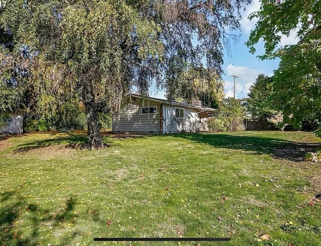 Building Photo - 1005 NE Newall Rd