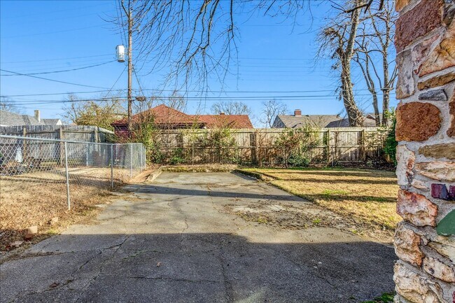 Building Photo - Live Stylishly. Live Comfortably. Live Memphis