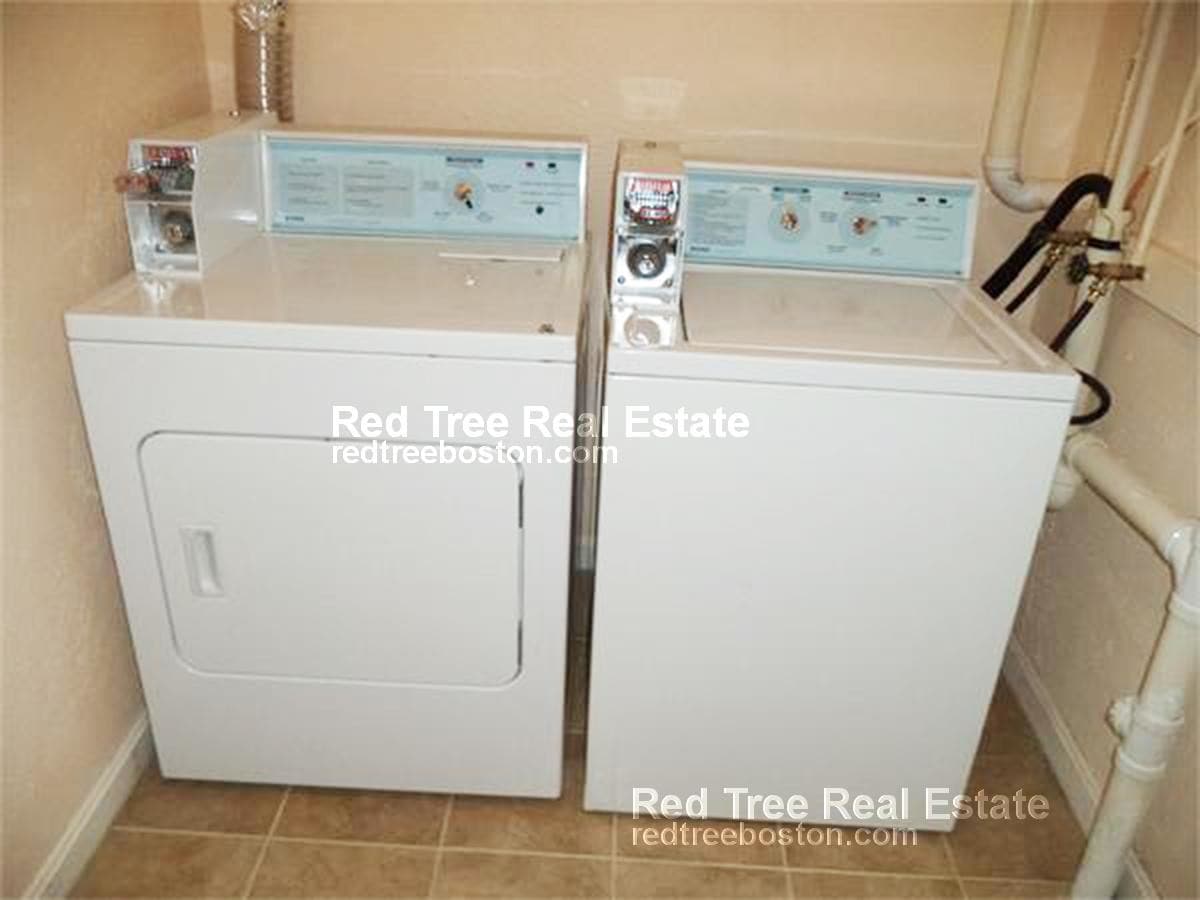 Building Photo - 207 Hillside St