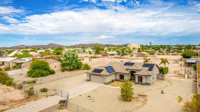 Building Photo - Beautiful home on large lot with pool and Solar!