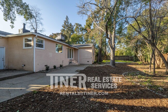 Building Photo - Charming Del Paso Manor Home