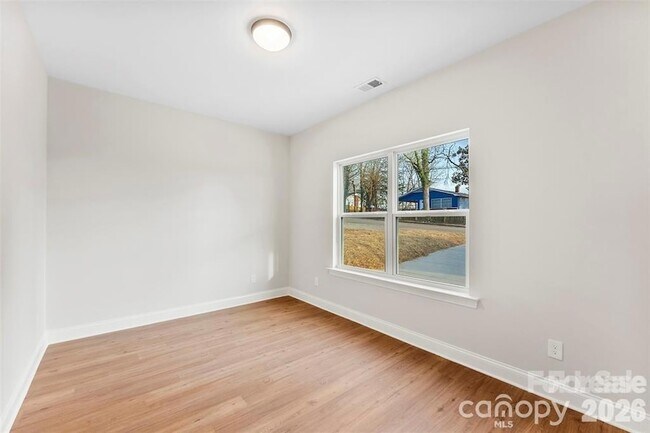 Building Photo - 1558 7th Ave Dr SW