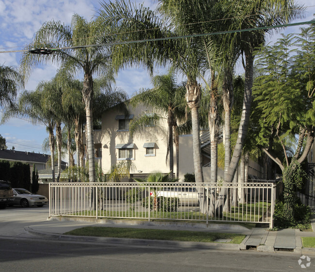 Building Photo - 5841 Kingman Ave