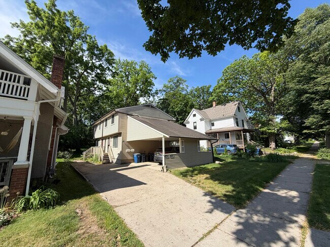 Building Photo - 1707 Dexter Ave