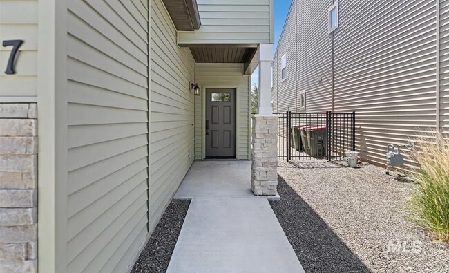 Building Photo - Stunning 4-Bedroom Home with Privacy & Low-Maintenance Living in Verado