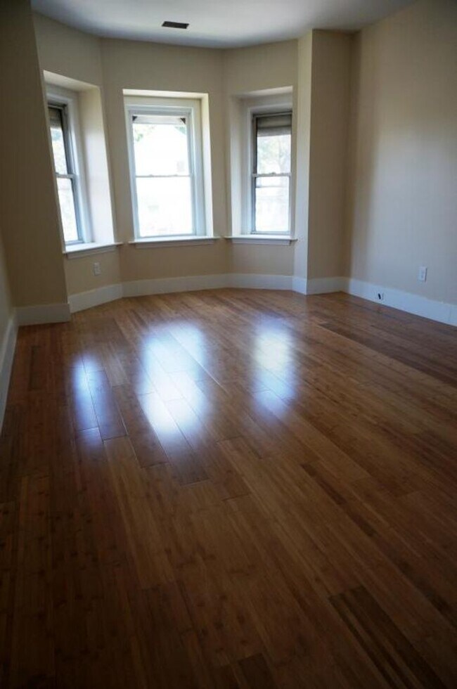 Building Photo - Central JP Location, In-Unit Laundry, Porc...