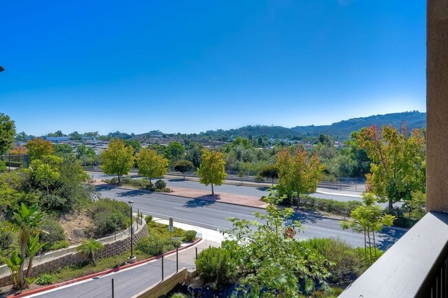 Building Photo - Available Now! 3 Story Townhome - New Construction!!