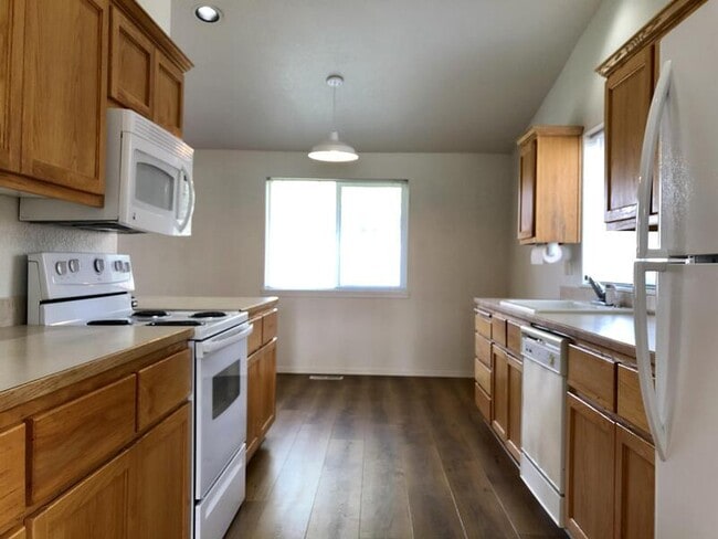 Building Photo - 735 NE Negus Pl