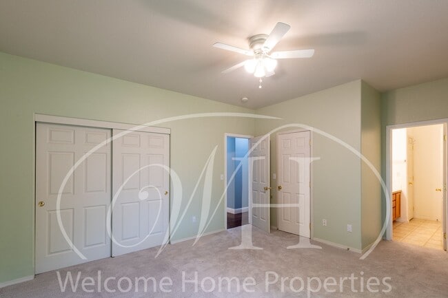 Building Photo - Beautiful 3 Bedroom Home With Fenced Backy...