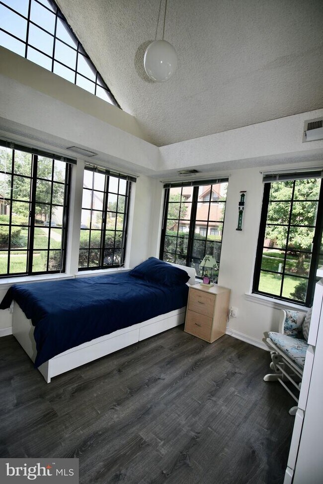 Building Photo - 6033 Curtier Dr