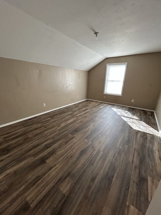 Building Photo - Very Nice 3BR/2BA Duplex on Dead End Street!