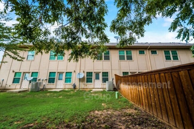 Building Photo - 1579 Cozy Dr