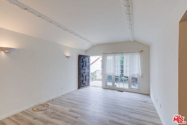 Building Photo - 320 S Reeves Dr