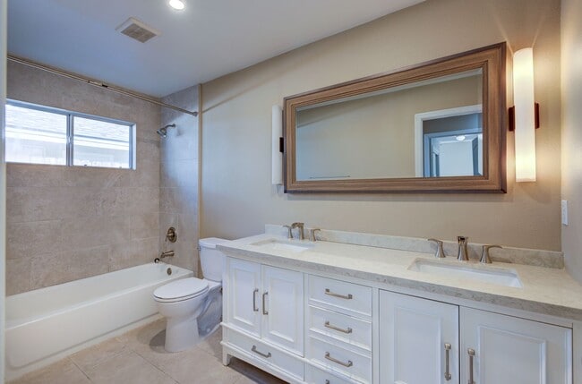 Building Photo - 8241 N Yorktown Dr