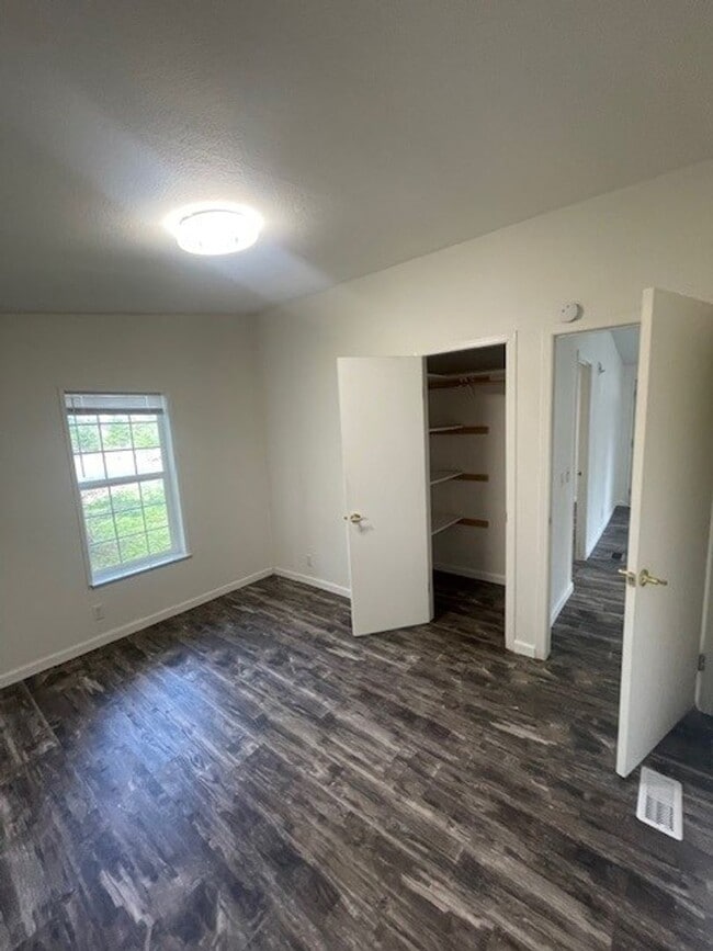 Building Photo - County Winlock Mobile Home with Oversized Lot