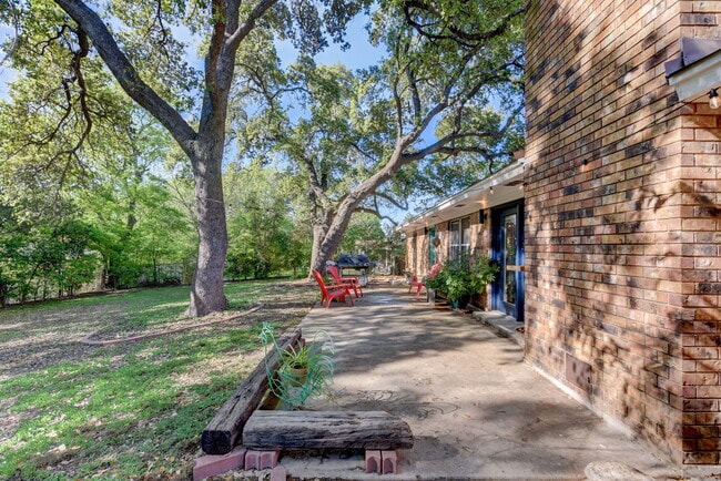 Building Photo - 210 Live Oak Dr