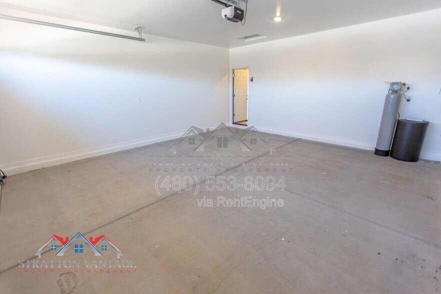 Building Photo - 15769 W Voltaire St