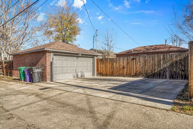 Building Photo - $3,595.00, $300 OFF First Months' Rent - 4 Bedroom, 3 Bath, Single Family Home in Denver with Fin...