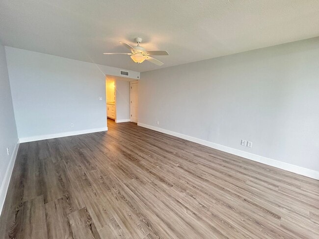 Building Photo - Beautifully Remodeled 2/2 Waterfront Unit in Gated Community!