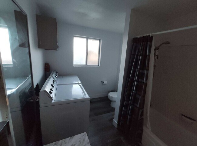 Building Photo - 2 Bedroom Orem Apartment with NEW Washer a...