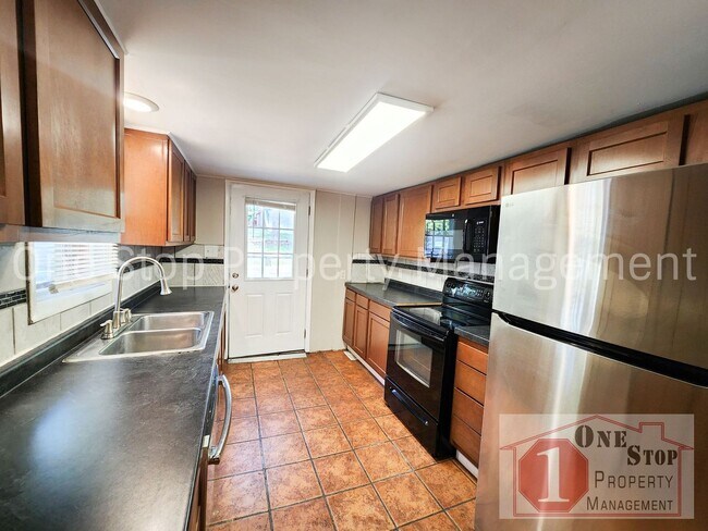 Building Photo - Come See this Charming 2-bedroom, 1-bath H...