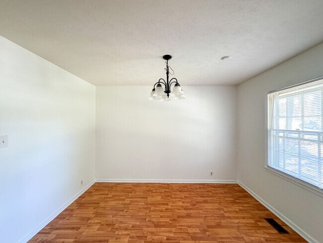 Building Photo - 3 Bed 2 Bath College Lakes Home with Fence...