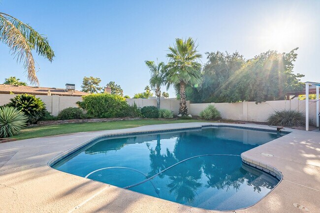 Building Photo - Three Bedrooms & POOL in 85254!