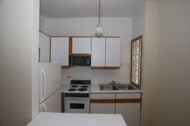 Building Photo - 640 W Barry Ave