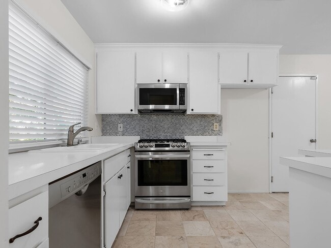 Building Photo - Townhouse-Style Single-Family