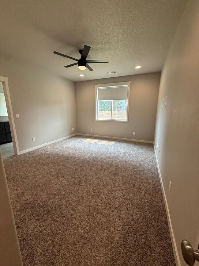Building Photo - Beautiful Three Bedroom in Pasco Near Chiawana High School