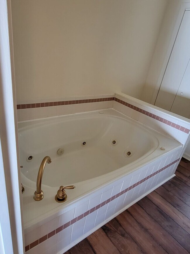 Building Photo - Wonderful spacious country home