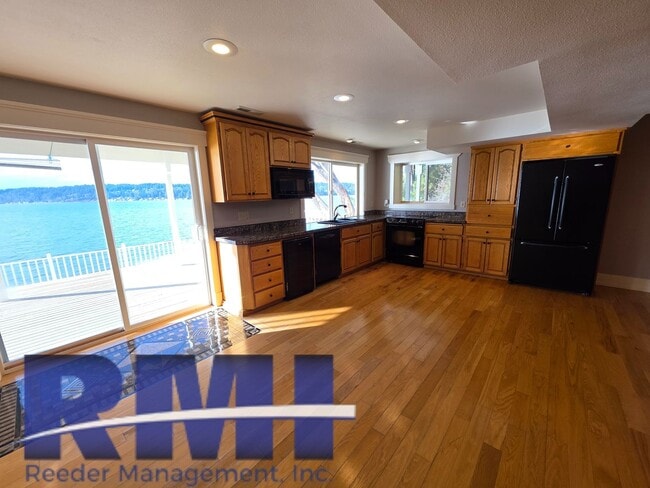 Building Photo - Waterfront Oasis!!!!